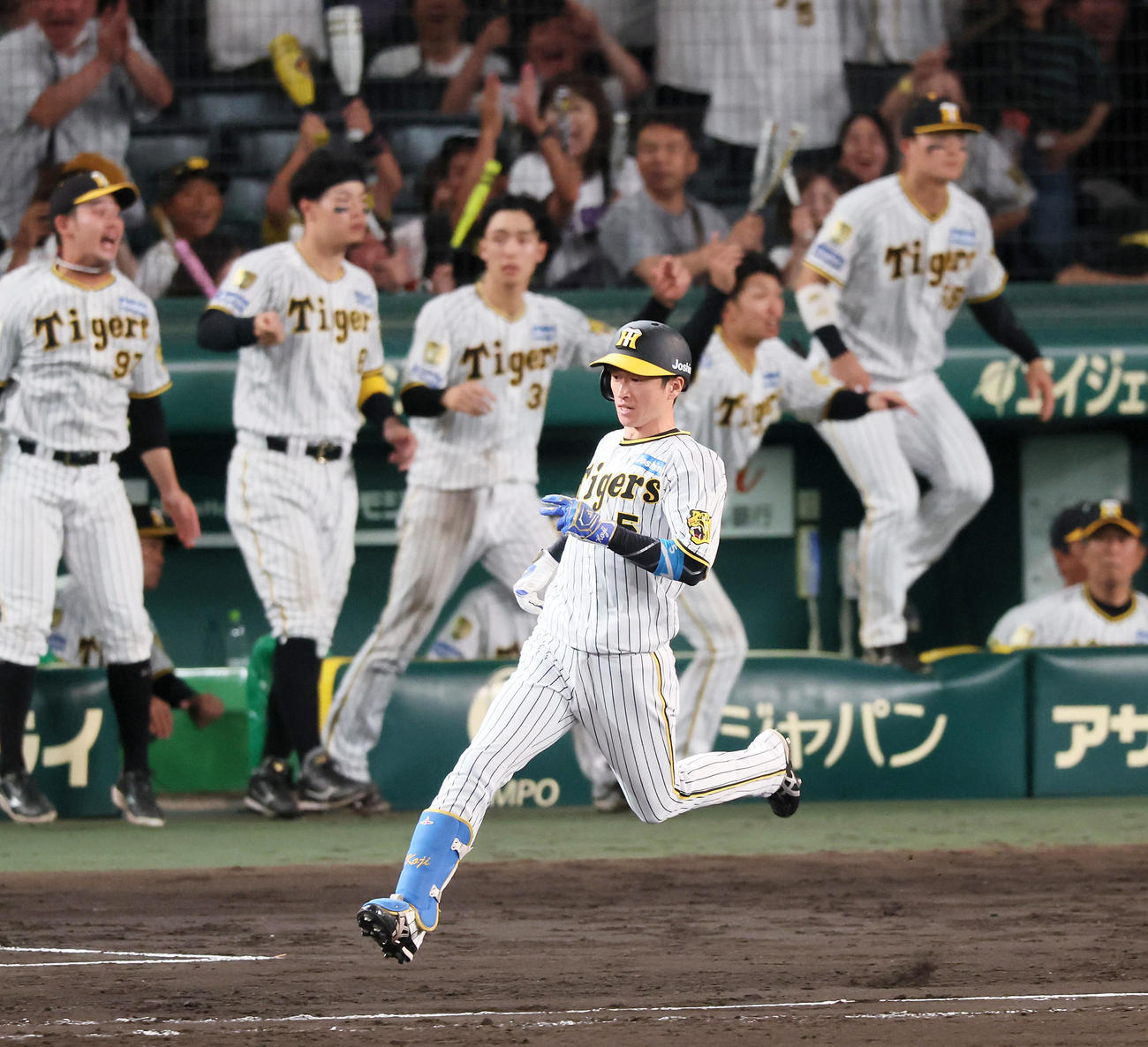 阪神対ヤクルト　9回裏阪神2死満塁、近本は右適時打を放ちサヨナラ勝ちとなる（撮影・加藤哉）