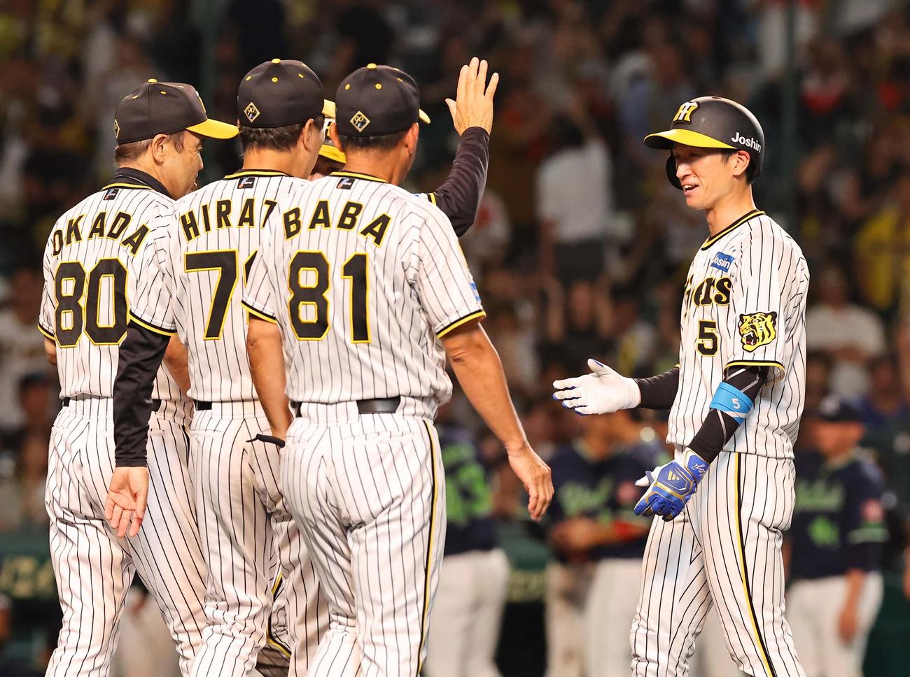 阪神対ヤクルト　サヨナラ安打を放った近本（右）は岡田彰布監督（左）の出迎えを受ける（撮影・上田博志）