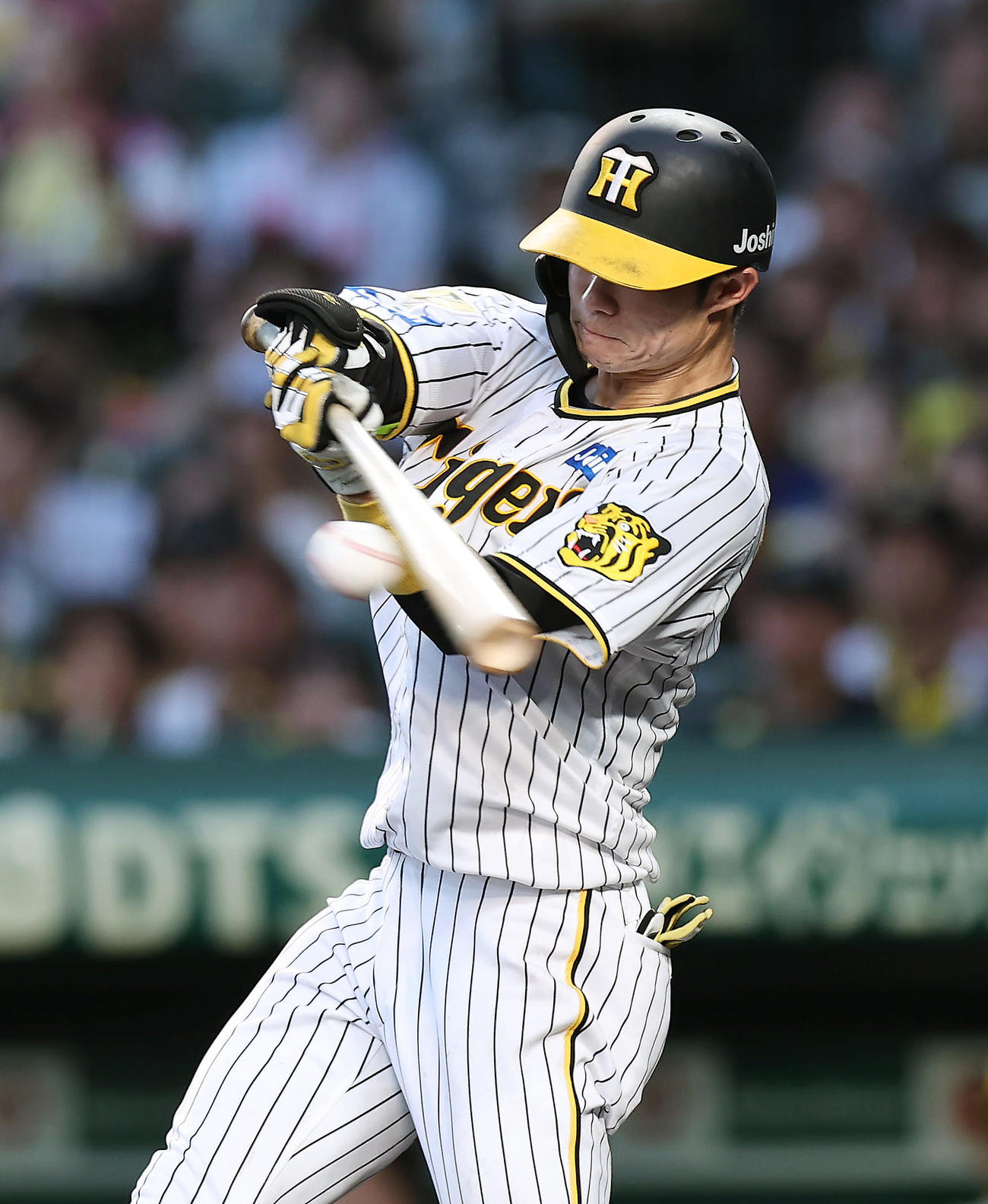 阪神対ヤクルト　3回裏阪神2死一塁、中前打を放つ中野（撮影・前田充）