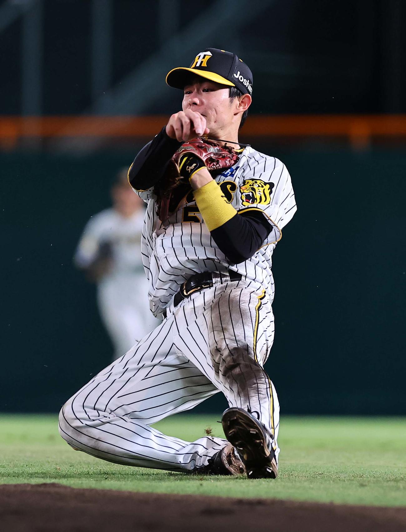 阪神対ヤクルト　7回表ヤクルト無死、中野は宮本の打球をさばくも内野安打を許す（撮影・上田博志）