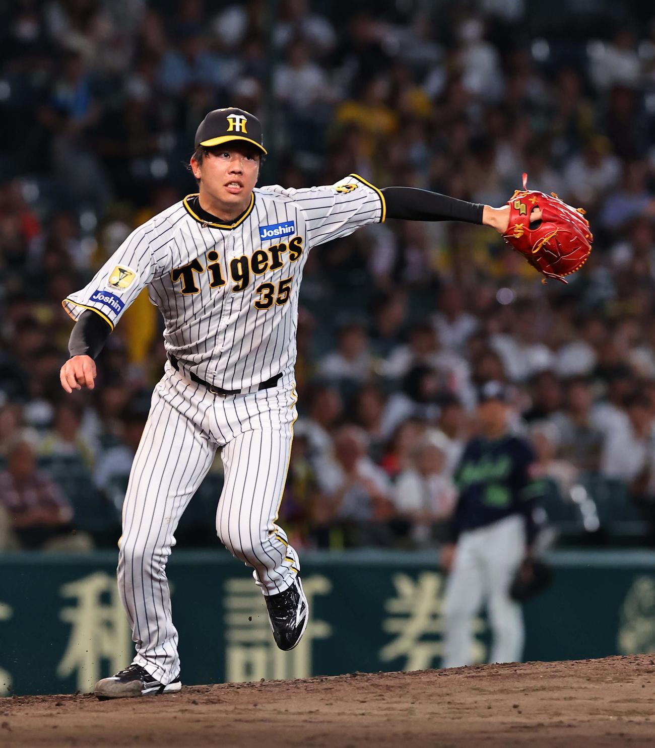 阪神対ヤクルト　5回表ヤクルト2死二塁、西川を一ゴロに打ち取りベースカバーに向かう才木（撮影・上田博志）