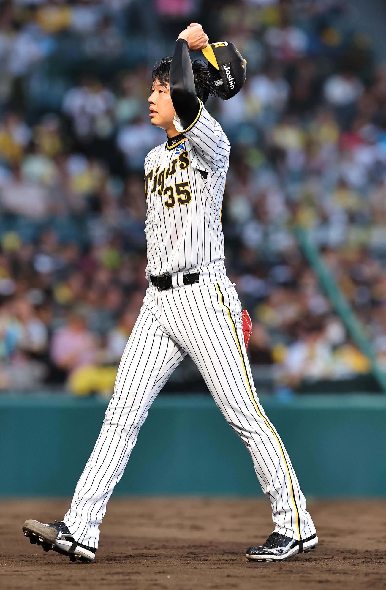 阪神対ヤクルト　4回、先制点を許した才木は帽子を抜いてベンチに引き揚げる（撮影・上田博志）