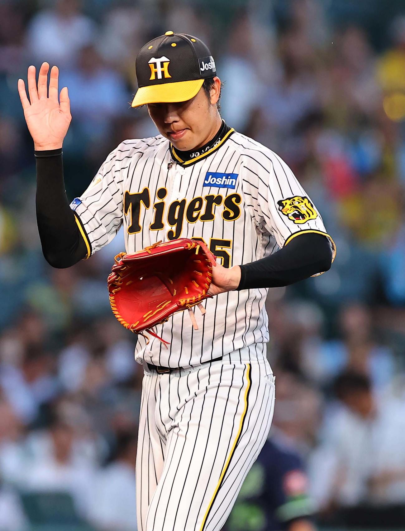 阪神対ヤクルト　4回、ヤクルトに先制を許した才木はグラブをたたいて悔しがる（撮影・上田博志）
