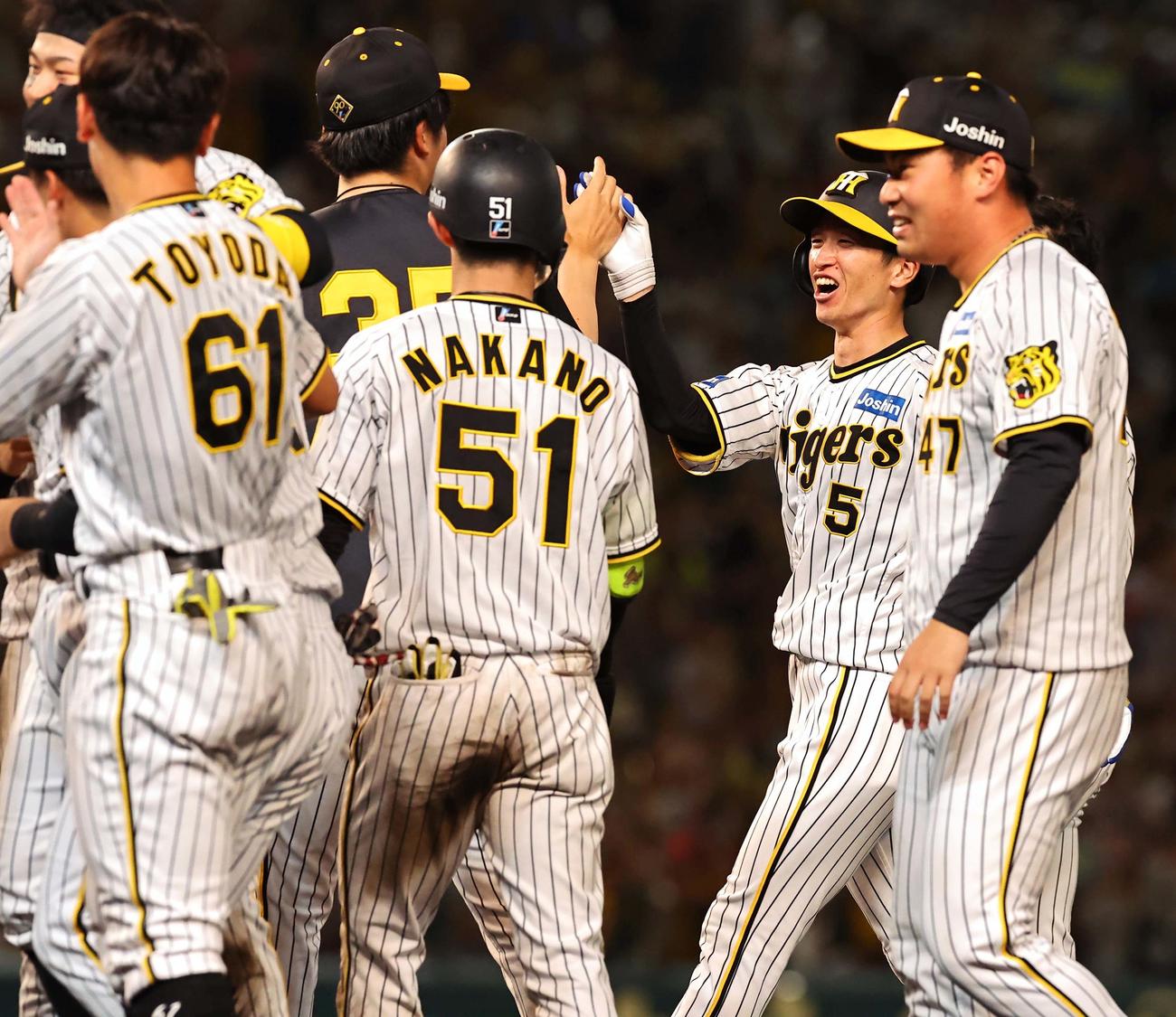 阪神対ヤクルト　サヨナラ安打を放った近本（右から2人目）は才木と笑顔でハイタッチをする（撮影・上田博志）