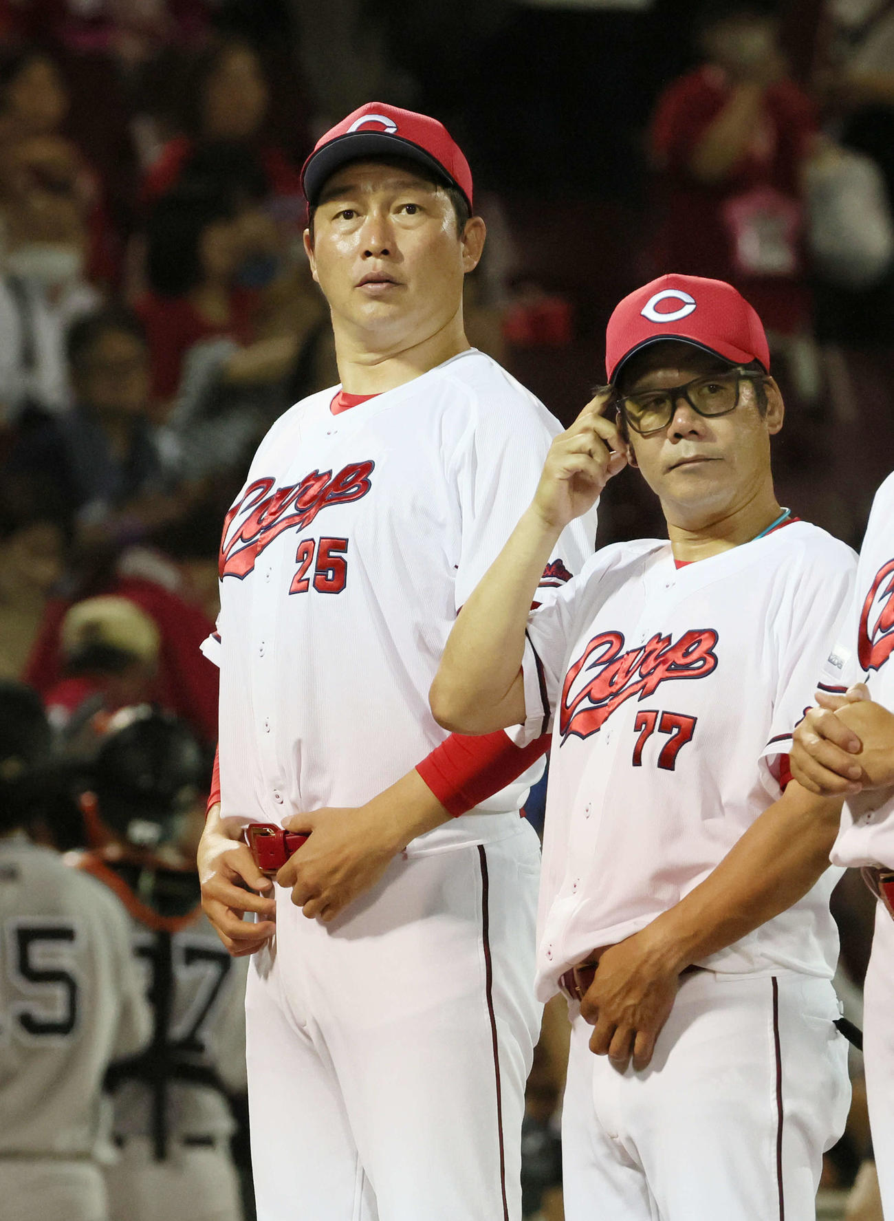 広島対巨人　巨人に敗れ、厳しい表情の新井監督（左）。右は藤井ヘッドコーチ（撮影・加藤孝規）