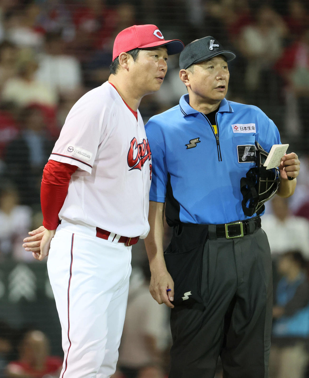 広島対巨人　7回裏終了時、交代を告げる新井監督（撮影・加藤孝規）