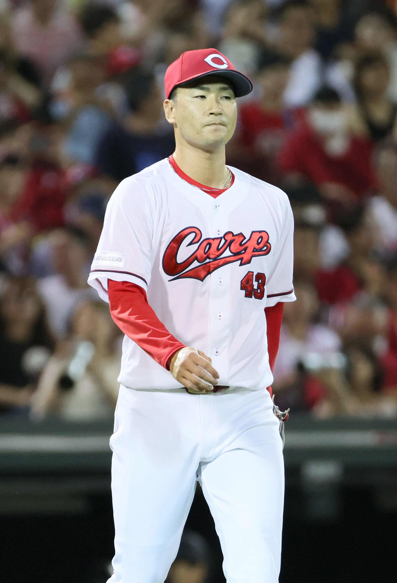 広島対巨人　8回表巨人1死二、三塁、岡本和に勝ち越しの右犠飛を浴びた広島2番手の島内（撮影・加藤孝規）