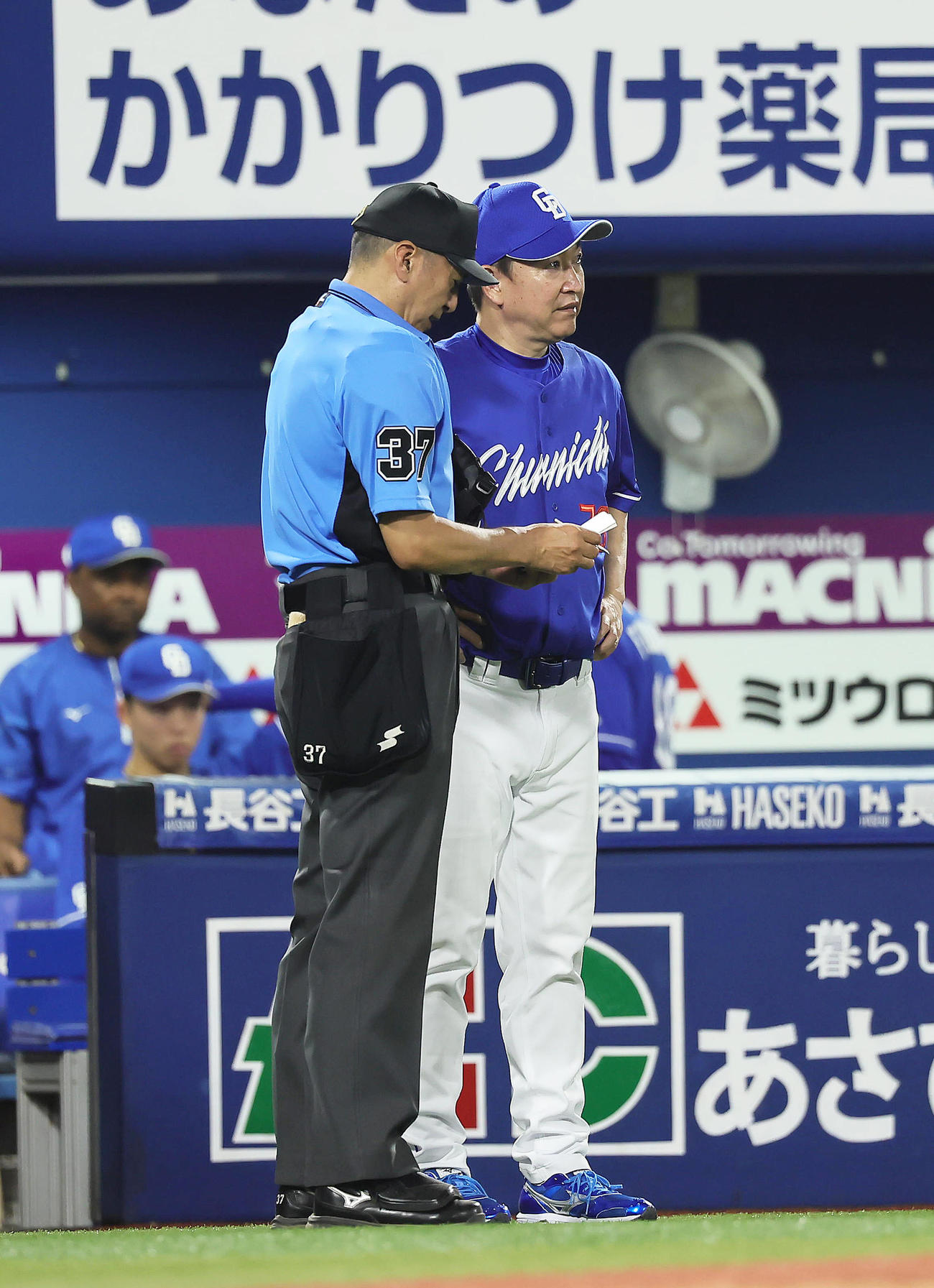 DeNA対中日　選手交代を告げる中日立浪監督（右）（撮影・足立雅史）
