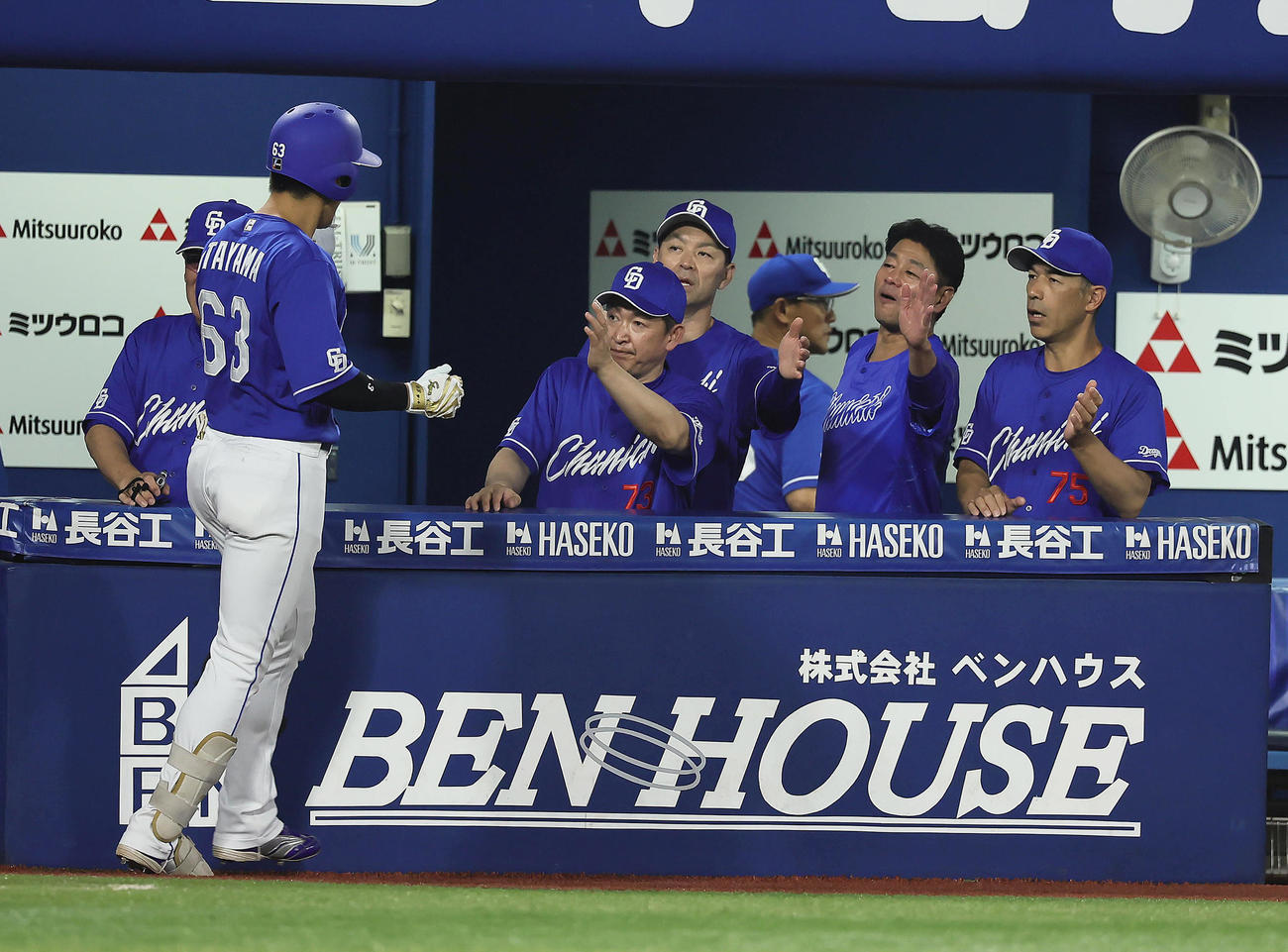 DeNA対中日　6回表中日2死一塁、板山（左端）は右越え2点本塁打を放ち立浪監督（左から2人目）らにタッチで迎えられる（撮影・足立雅史）