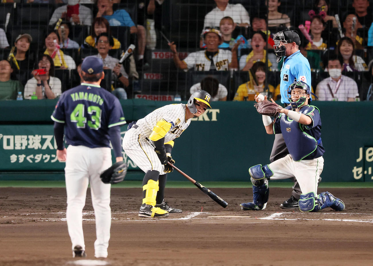 阪神対ヤクルト　6回裏阪神1死一、二塁、見逃し三振に倒れる佐藤輝。投手山本（撮影・加藤哉）