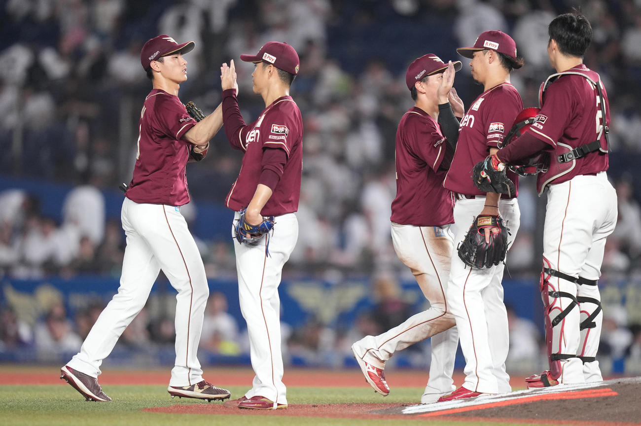ロッテ対楽天　ロッテに勝利し、タッチを交わす辰己（左）ら楽天ナイン（撮影・鈴木みどり）