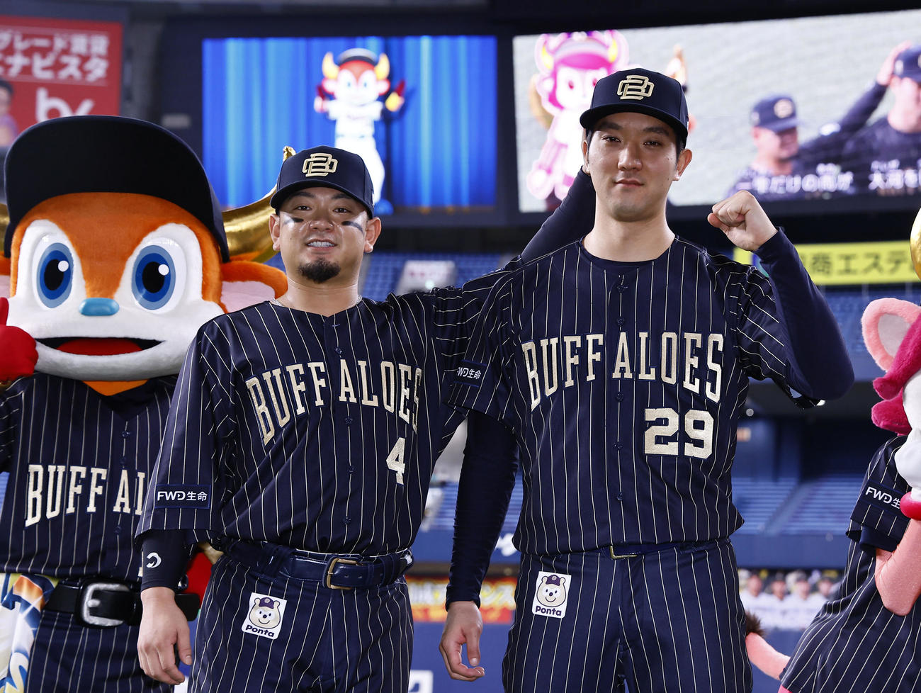 オリックス対ソフトバンク　ヒーローインタビューを終え、笑顔を見せるオリックス森（左）と田嶋（撮影・藤尾明華）