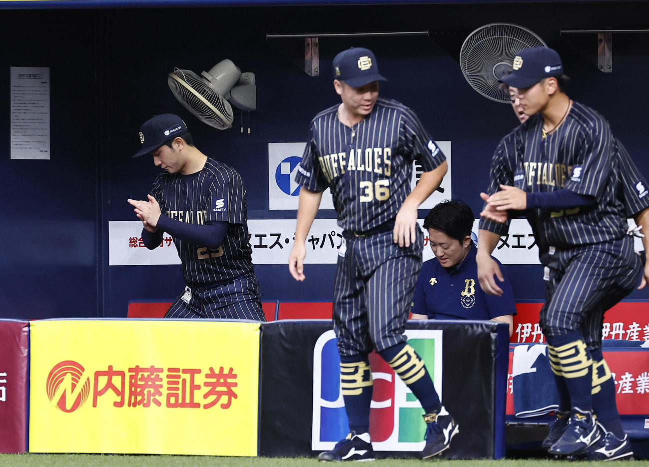 オリックス対ソフトバンク　ソフトバンクに勝利し、手をたたくオリックス田嶋（左端）（撮影・藤尾明華）