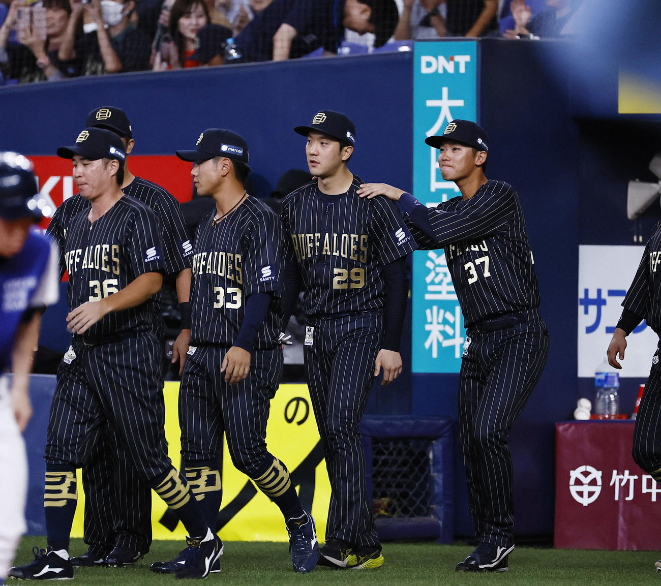 オリックス対ソフトバンク　ソフトバンクに勝利し、石川（右端）に肩を揉まれながらベンチを出るオリックス田嶋（撮影・藤尾明華）
