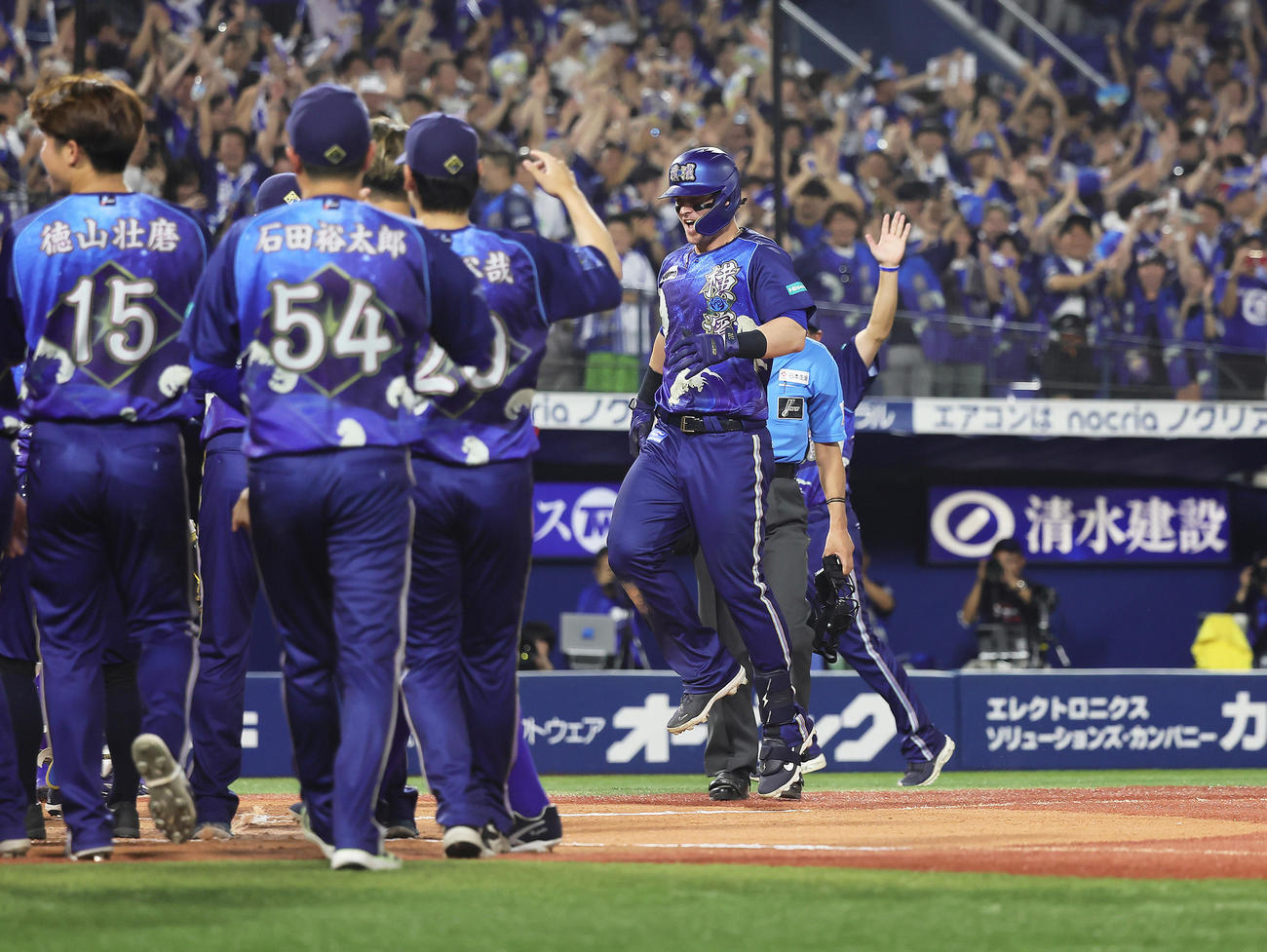 DeNA対中日　11回裏DeNA2死、オースティン（右端）はサヨナラ本塁打を放ち歓喜の輪に飛び込む（撮影・足立雅史）