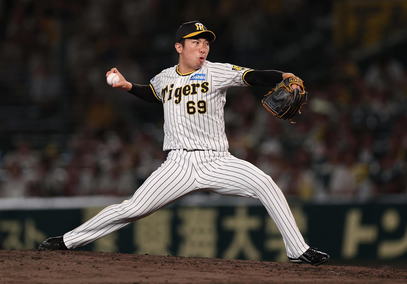 阪神対ヤクルト　阪神3番手で登板する石井（撮影・前田充）