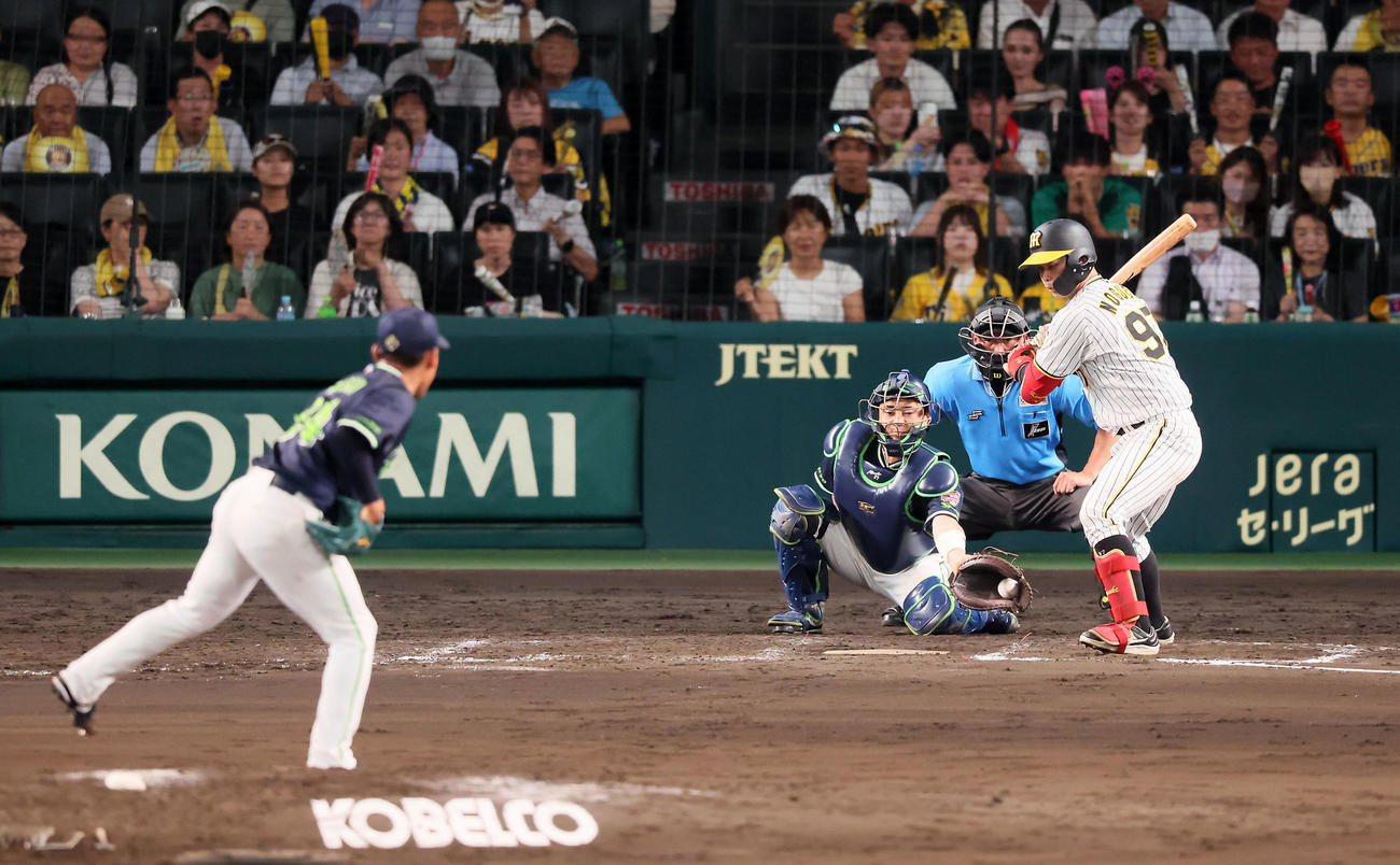 阪神対ヤクルト　9回裏阪神1死、代打野口は四球を選ぶ。投手田口（撮影・加藤哉）