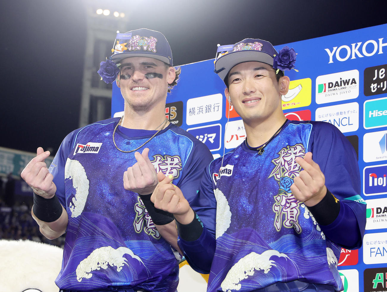 DeNA対中日　お立ち台で笑顔を見せるDeNAのオースティン（左）と山本（撮影・足立雅史）