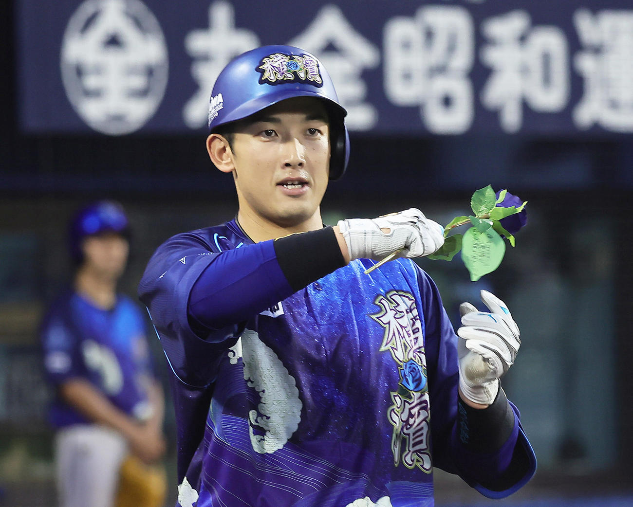 DeNA対中日　4回裏DeNA1死、山本は左越え本塁打を放ち青いバラを手にポーズ（撮影・足立雅史）