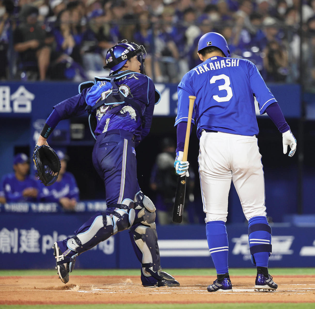 DeNA対中日　11回表中日無死二塁、二塁走者龍空をけん制でさす山本（左）（撮影・足立雅史）