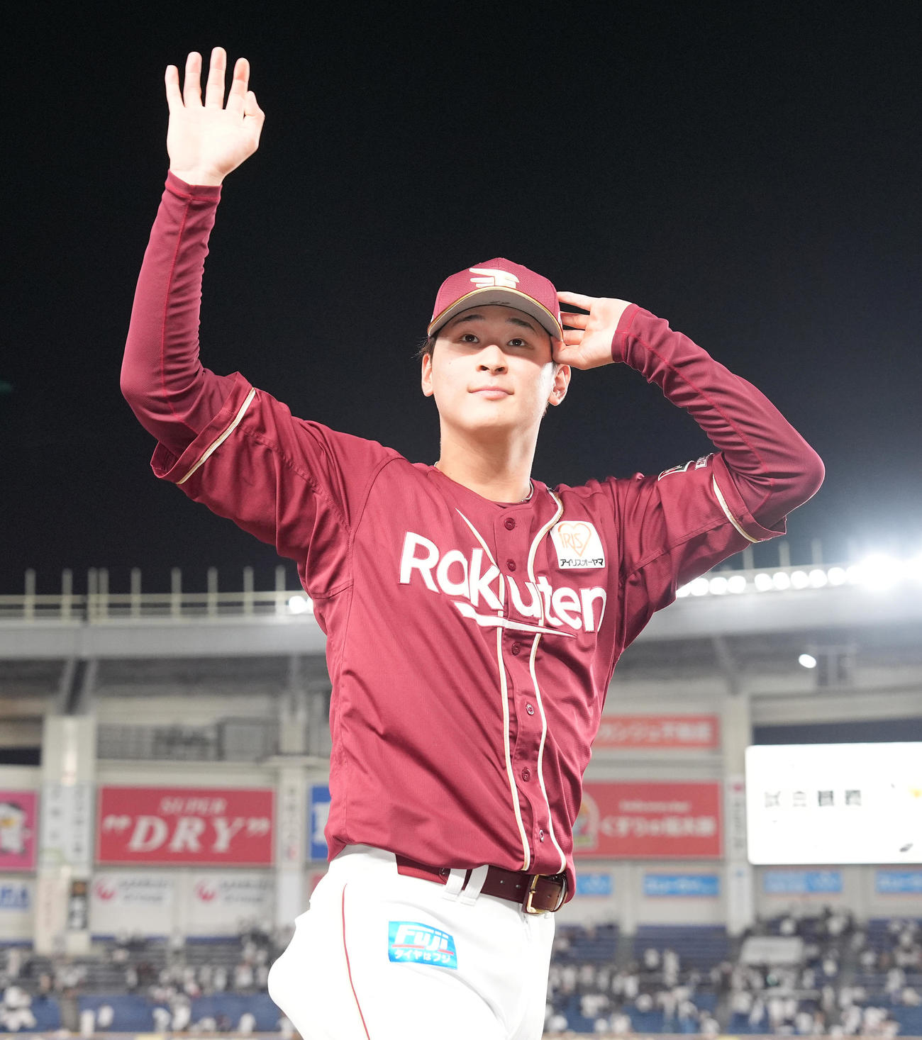 ロッテ対楽天　勝利投手の楽天内はファンの声援に応える（撮影・鈴木みどり）