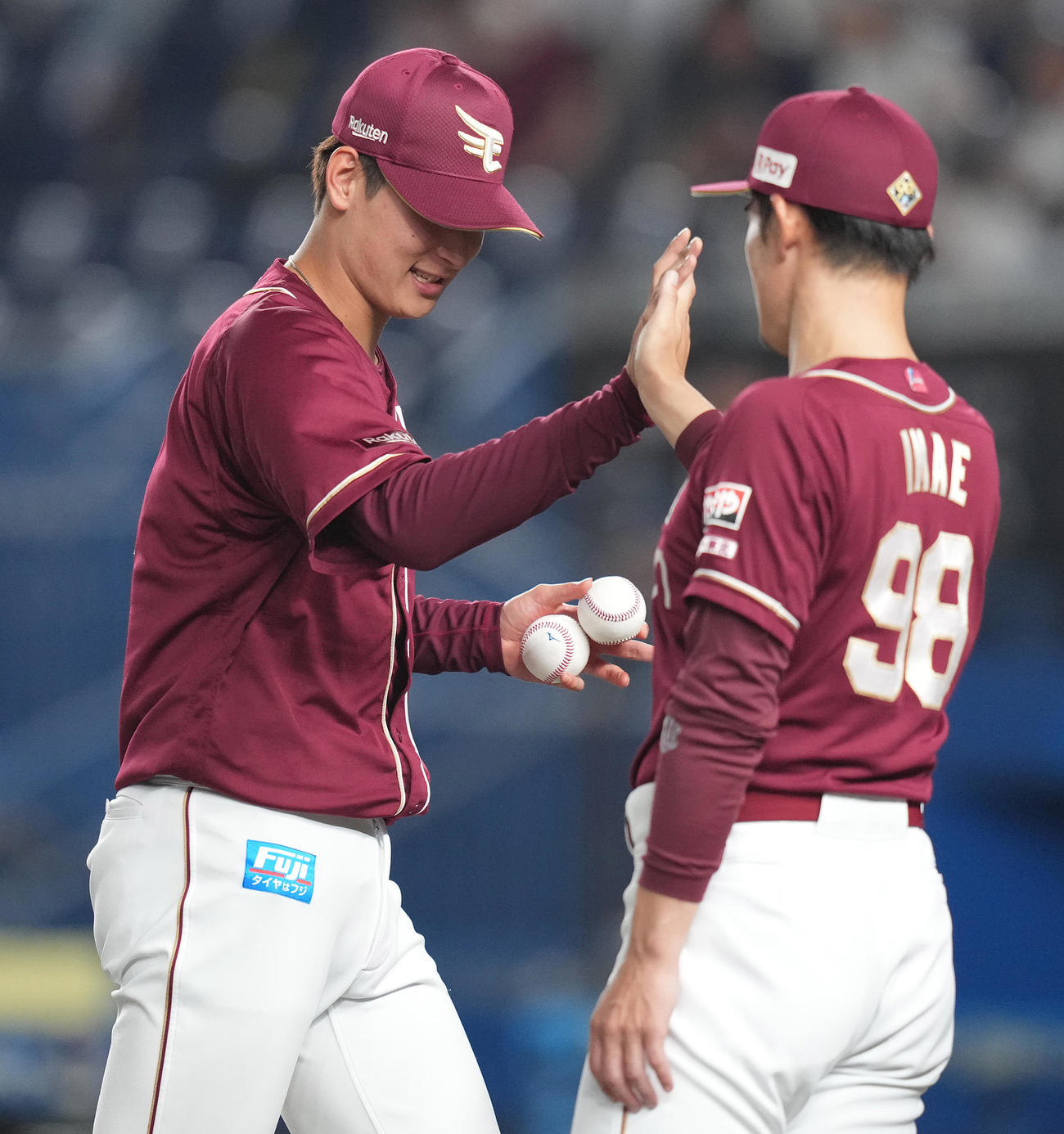 ロッテ対楽天　勝利投手の楽天内（左）は今江監督とハイタッチ（撮影・鈴木みどり）