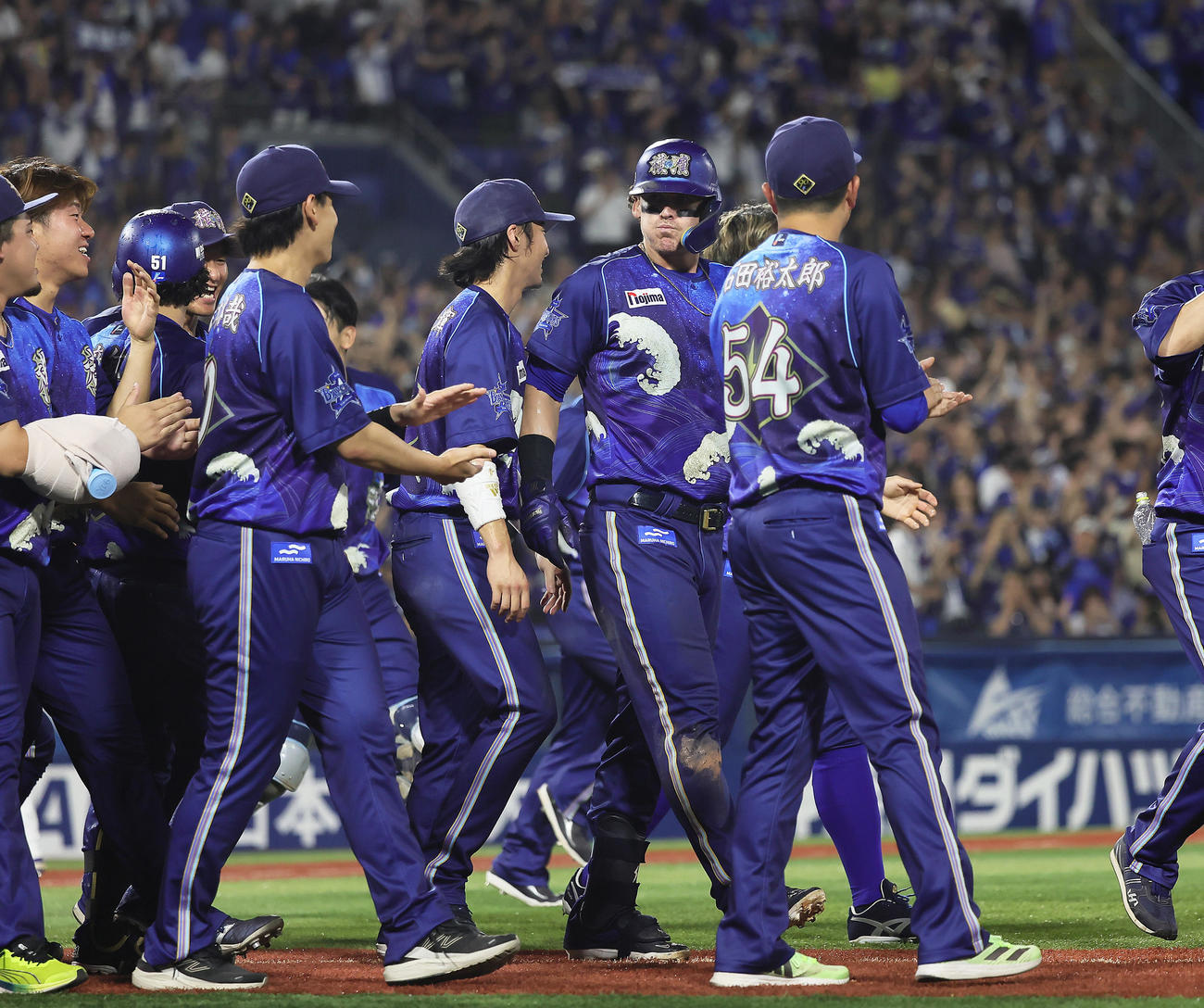DeNA対中日　11回裏DeNA2死、オースティン（右から2人目）はサヨナラ本塁打を放ち祝福を受ける（撮影・足立雅史）
