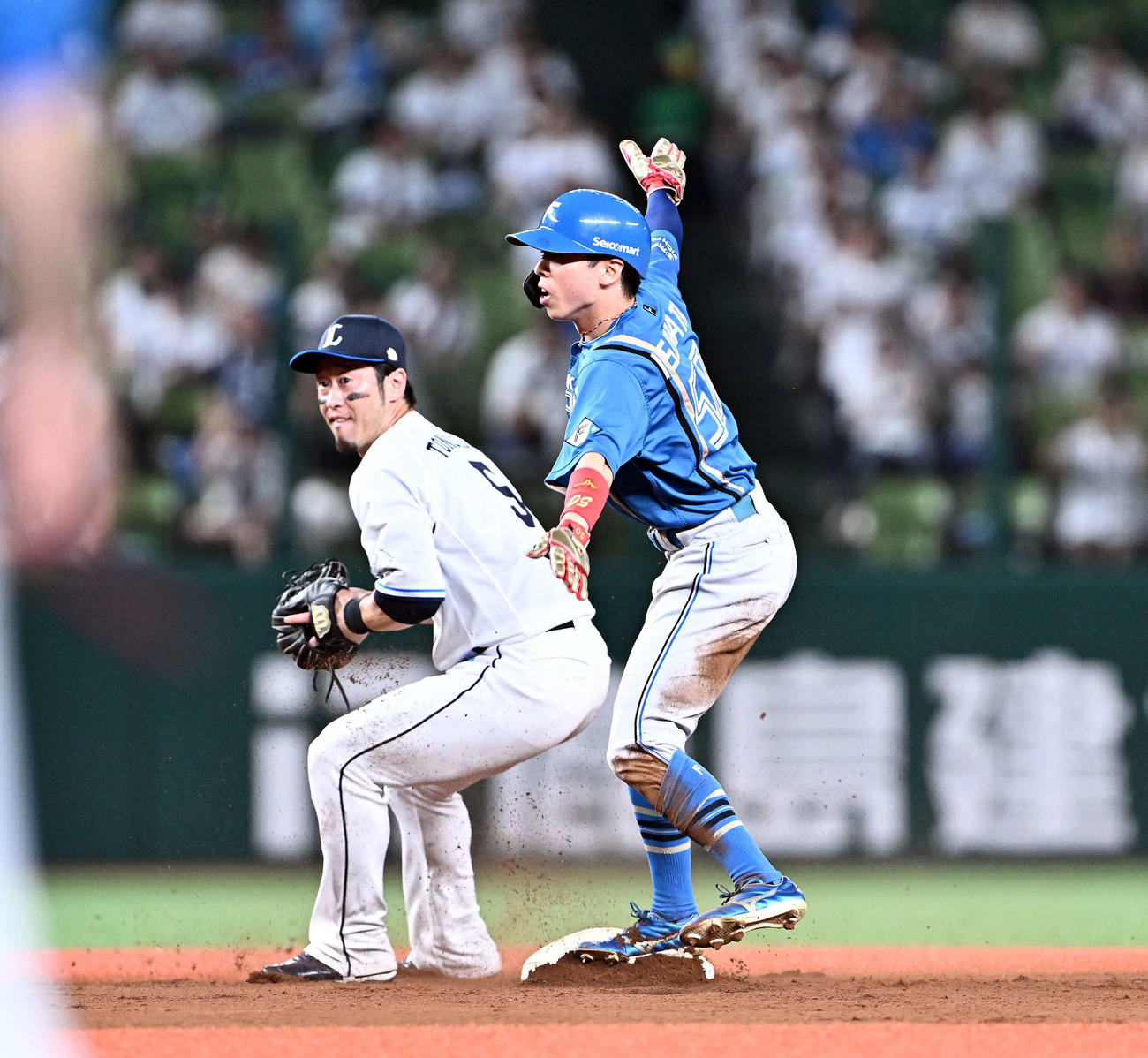 西武対日本ハム　10回裏日本ハム1死一、三塁、一塁走者の代走五十幡（右）は万波の遊ゴロ間に二塁進塁し併殺崩れにする。二塁手外崎（撮影・滝沢徹郎）