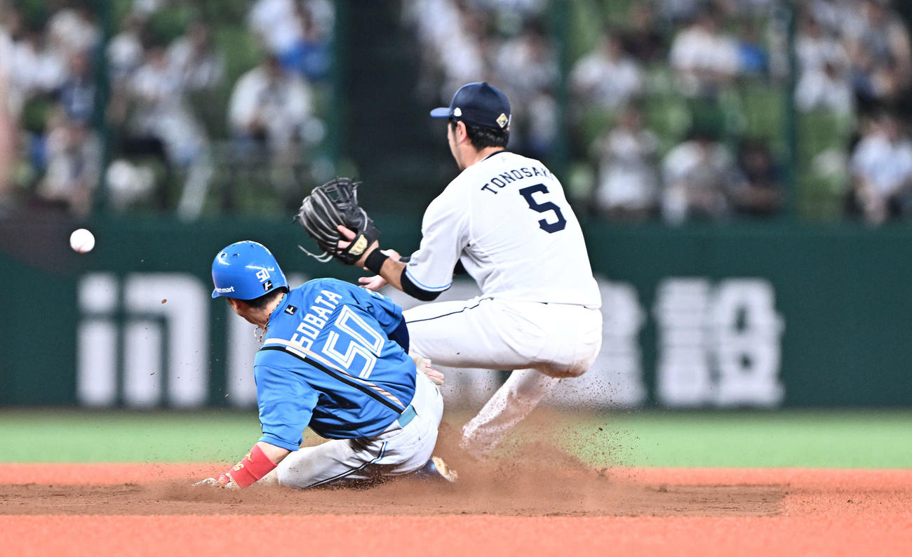 西武対日本ハム　10回裏日本ハム1死一、三塁、一塁走者の代走五十幡（左）は万波の遊ゴロ間に二塁進塁し併殺崩れにする。二塁手外崎（撮影・滝沢徹郎）