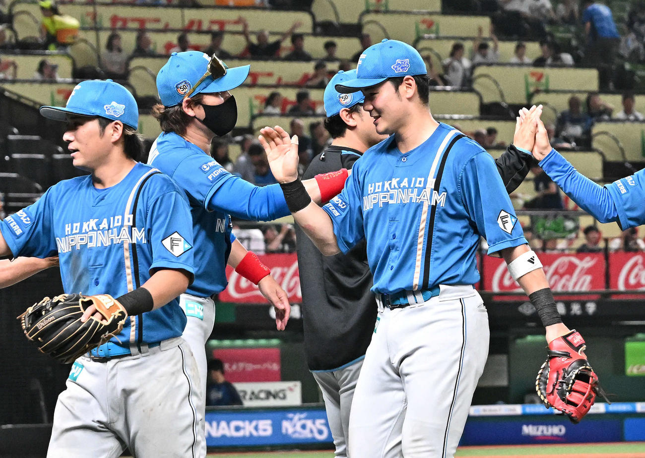 西武対日本ハム　試合後、日本ハム新庄監督（左から2人目）は清宮をねぎらう（撮影・滝沢徹郎）