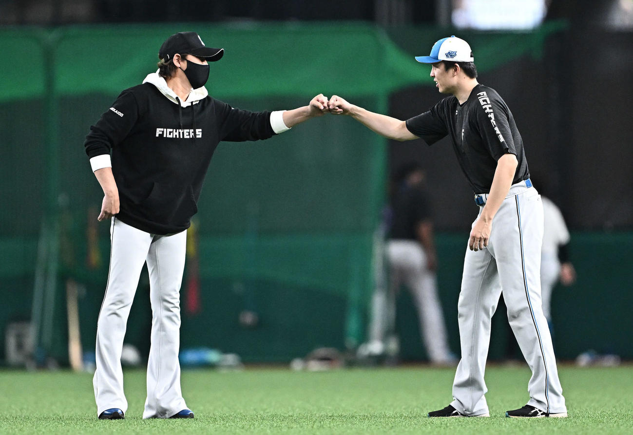 西武対日本ハム　試合前練習で日本ハム新庄監督（左）は田中正とグータッチする（撮影・滝沢徹郎）