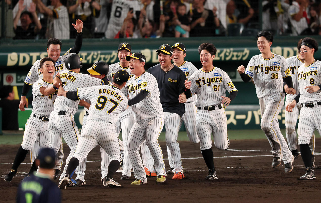 阪神対ヤクルト　9回裏阪神2死満塁、近本の右前2点適時打で逆転サヨナラ勝ちとなり笑顔で駆け寄るナイン（撮影・加藤哉）