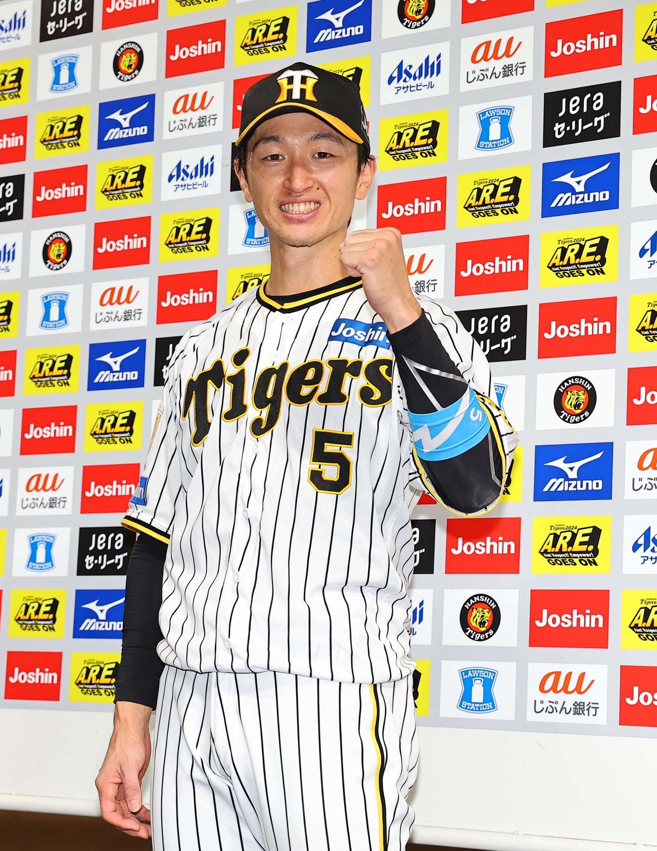 阪神対ヤクルト　ヒーローインタビューを終えた近本は笑顔でガッツポーズをする（撮影・上田博志）