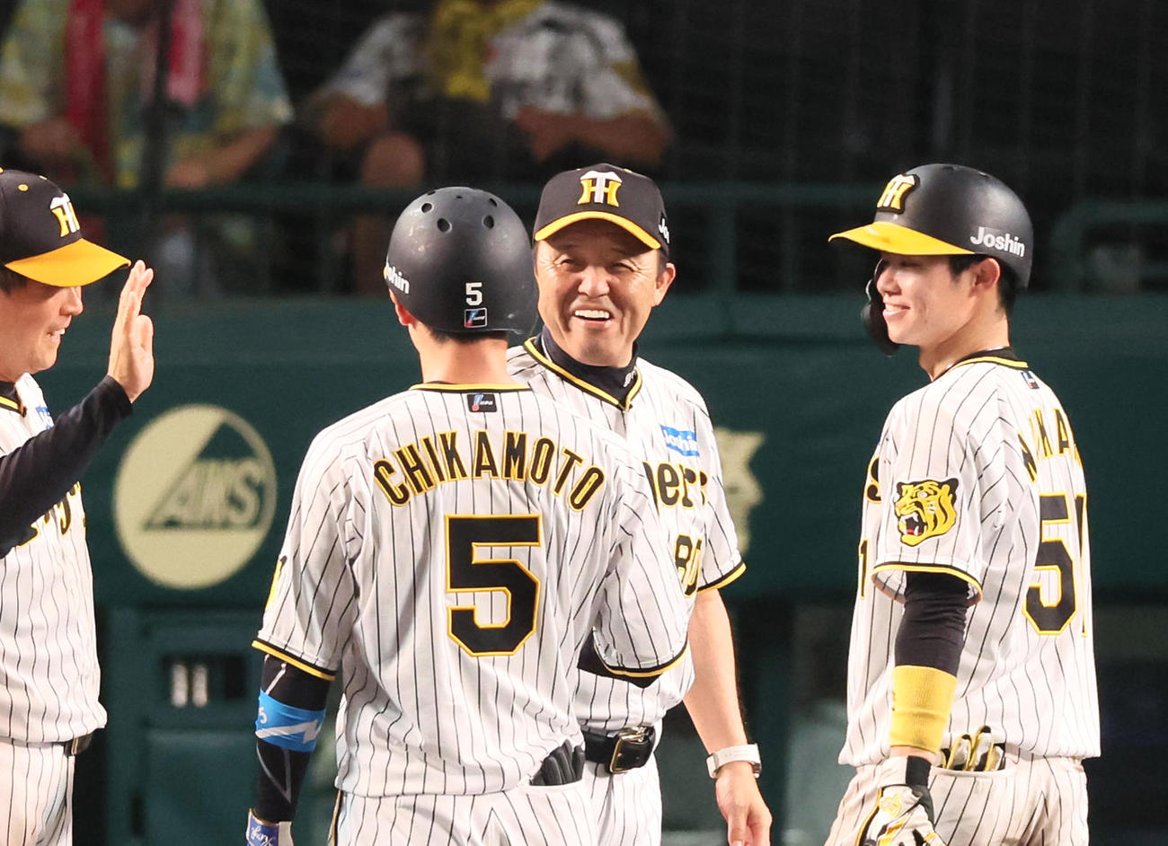 阪神対ヤクルト　9回裏阪神2死満塁、近本（背中）がサヨナラ右適時打を放ってサヨナラ勝ちとなり笑顔で握手する岡田監督（撮影・加藤哉）