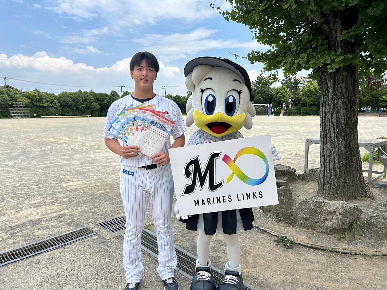 「マリーンズ算数ドリル贈呈式」に出席した田中晴（左）とリーンちゃん（撮影・星夏穂）