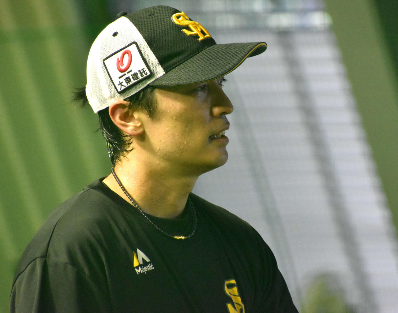 練習を終え、球団関係者と話す和田（撮影・只松憲）