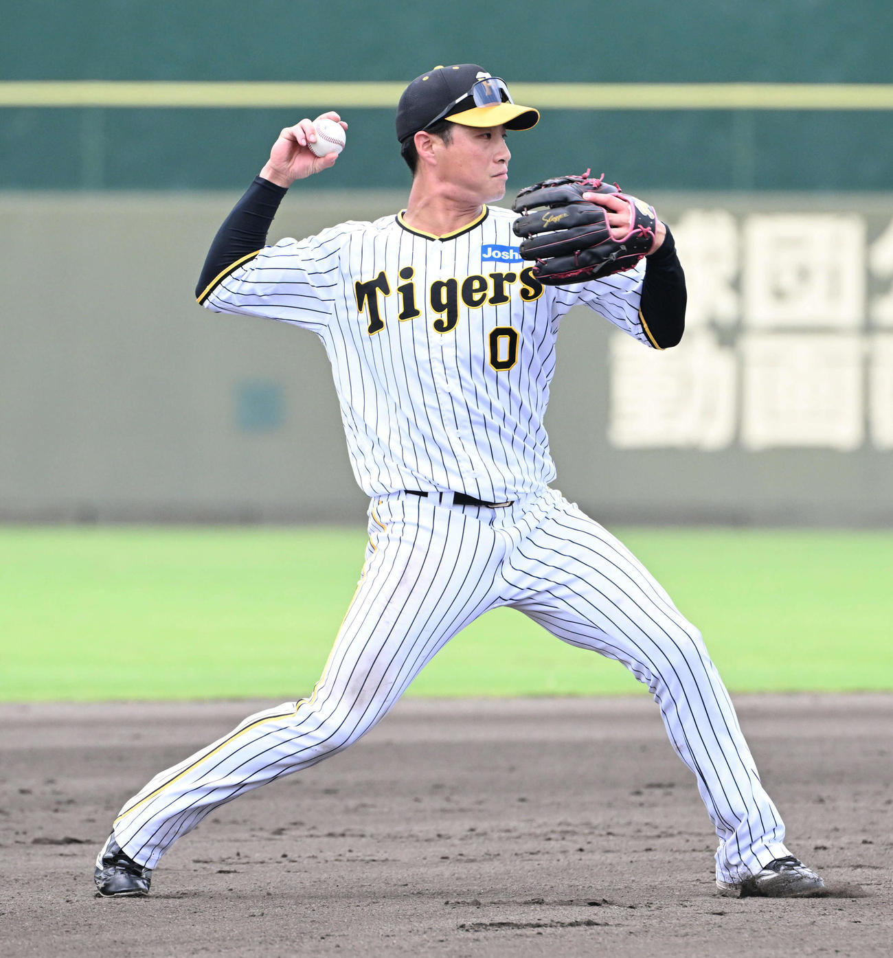 試合前にシートノックを受ける木浪（撮影・石井愛子）