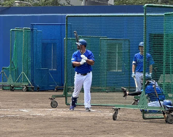 球団施設DOCKでライブBPの打席に立ったDeNA新外国人のフォード（撮影・小早川宗一郎）