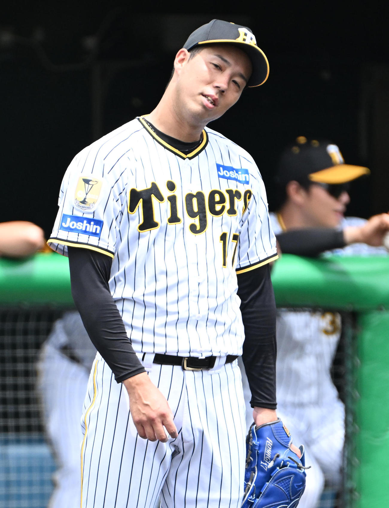 阪神対くふうハヤテ　3回表くふうハヤテ1死一、二塁、倉本に左安打を放たれ首をかしげる青柳（撮影・石井愛子）