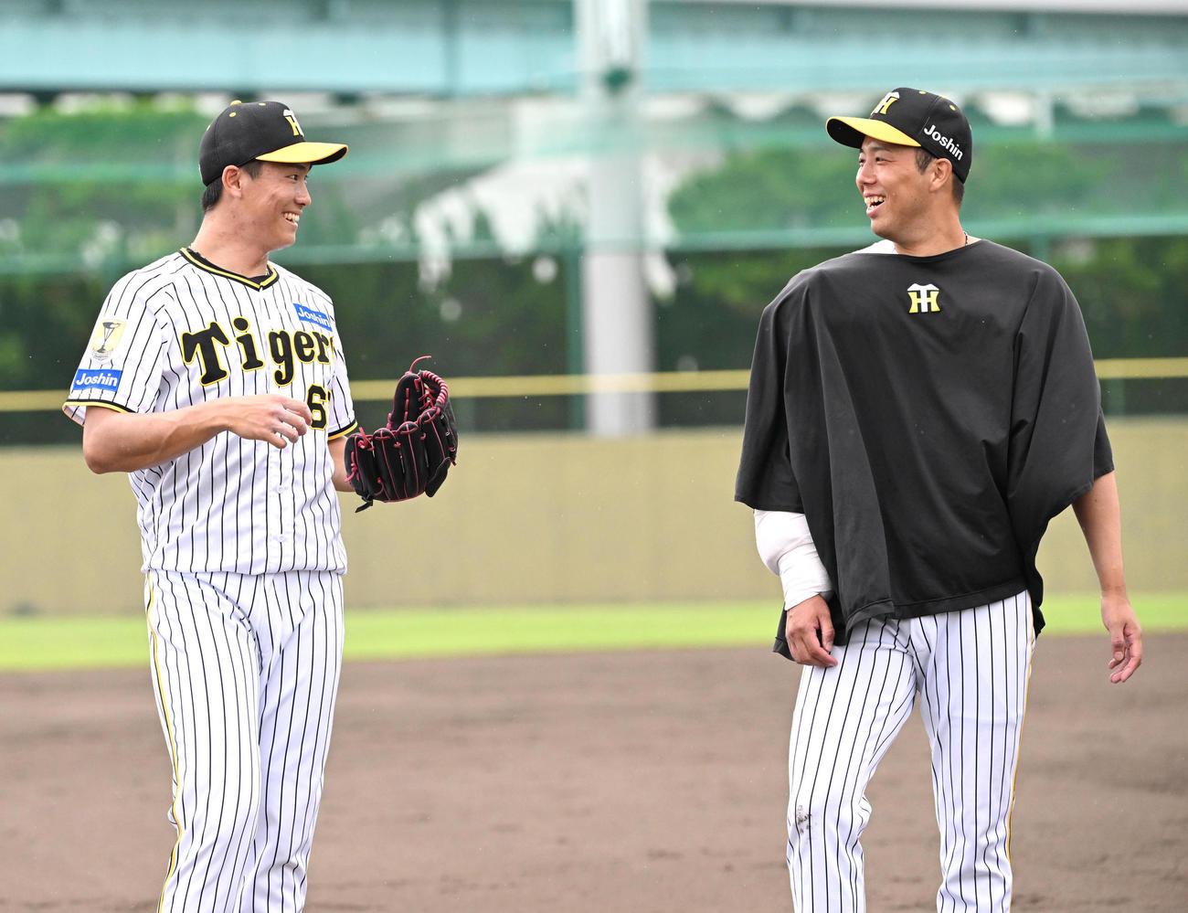 阪神対くふうハヤテ　くふうハヤテに勝利し笑顔を見せる（左から）湯浅、青柳（撮影・石井愛子）