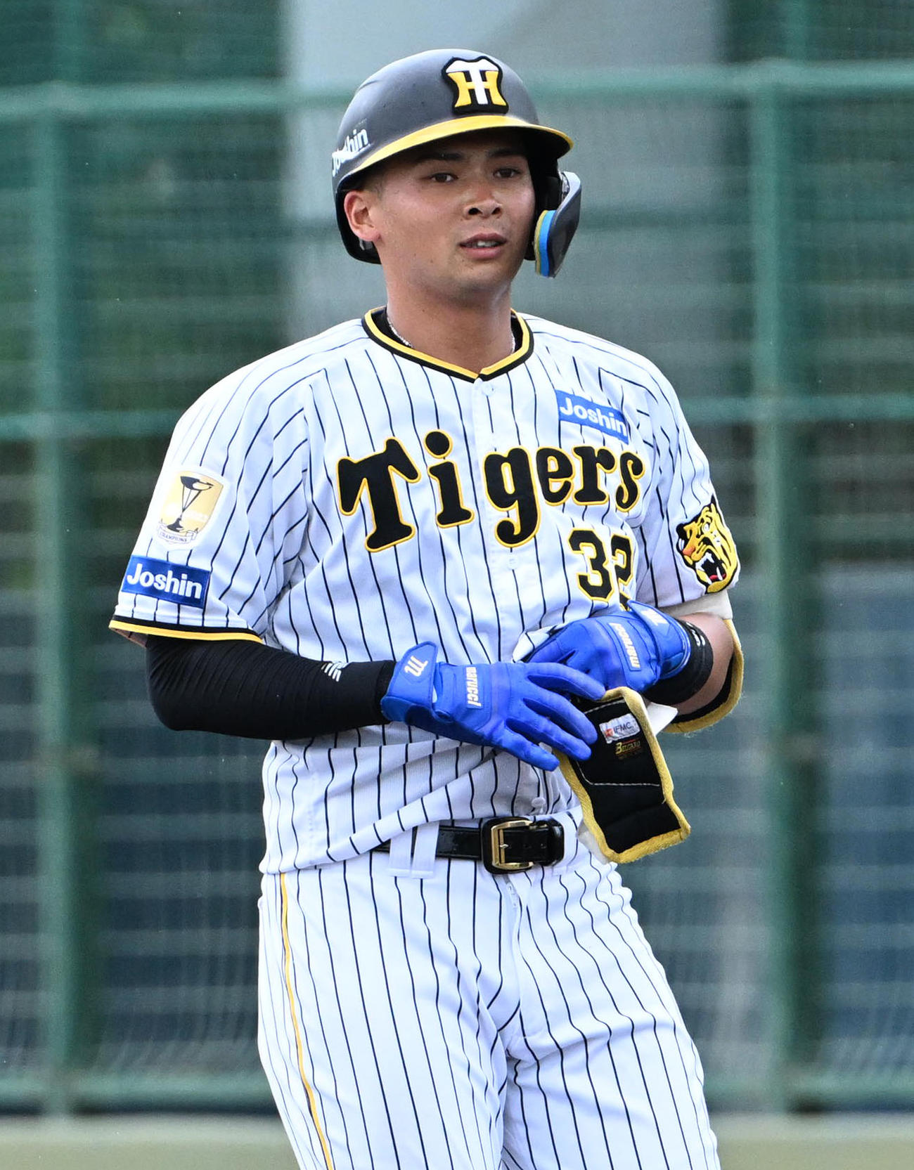 阪神対くふうハヤテ　7回裏阪神無死、井上は中安打を放つ（撮影・石井愛子）