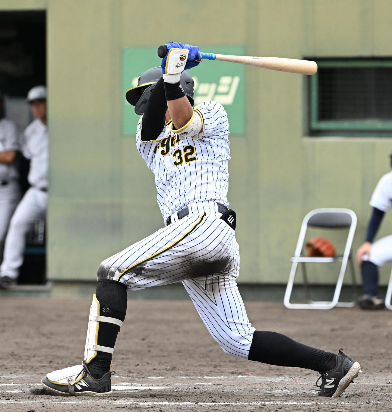 阪神対くふうハヤテ　8回裏阪神2死、井上は右安打を放つ（撮影・石井愛子）