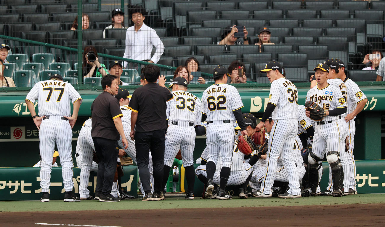 阪神対ヤクルト　試合前の円陣を組む阪神ナイン（撮影・加藤哉）