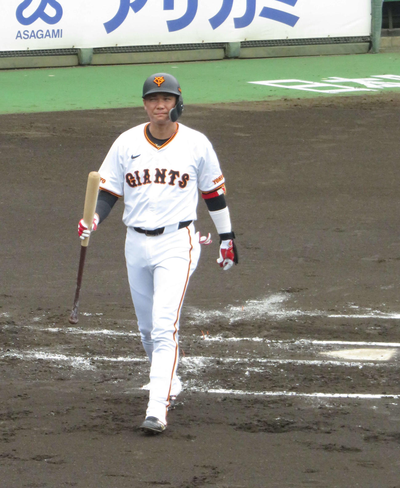 三振に終わり渋い表情で引き揚げる巨人坂本