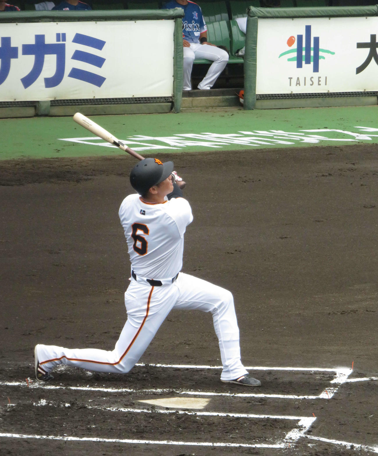 第1打席中飛に打ち取られる巨人坂本