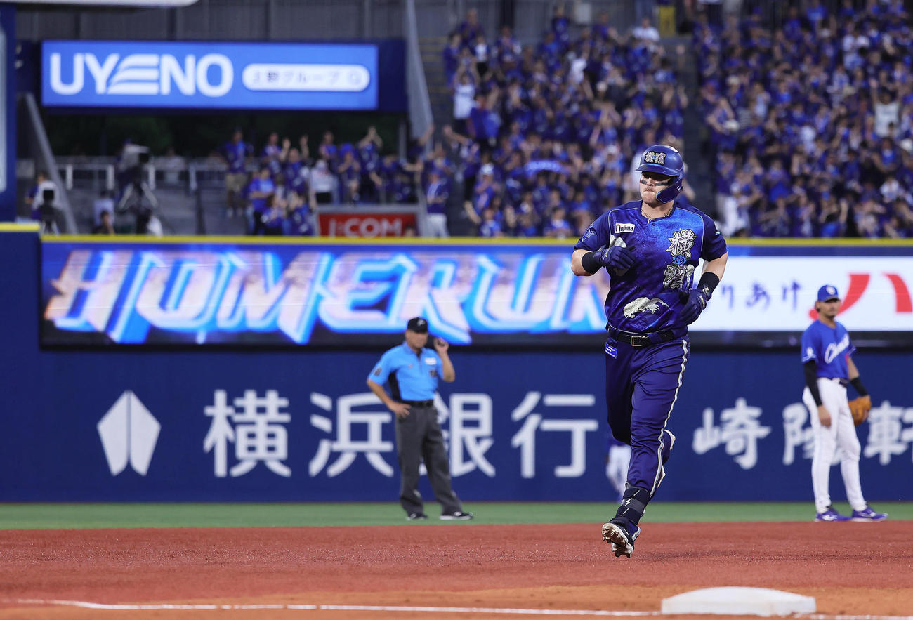 DeNA対中日　3回裏DeNA1死、オースティンは右中間へ本塁打を放つ（撮影・足立雅史）