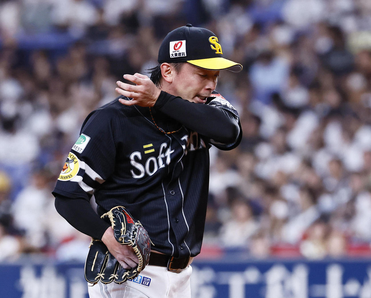 オリックス対ソフトバンク　2回を終え、汗をぬぐいながらベンチに戻るソフトバンク東浜（撮影・藤尾明華）