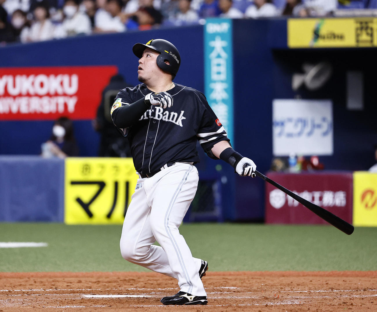 オリックス対ソフトバンク　4回表ソフトバンク無死、山川は左中間に本塁打を放つ（撮影・藤尾明華）