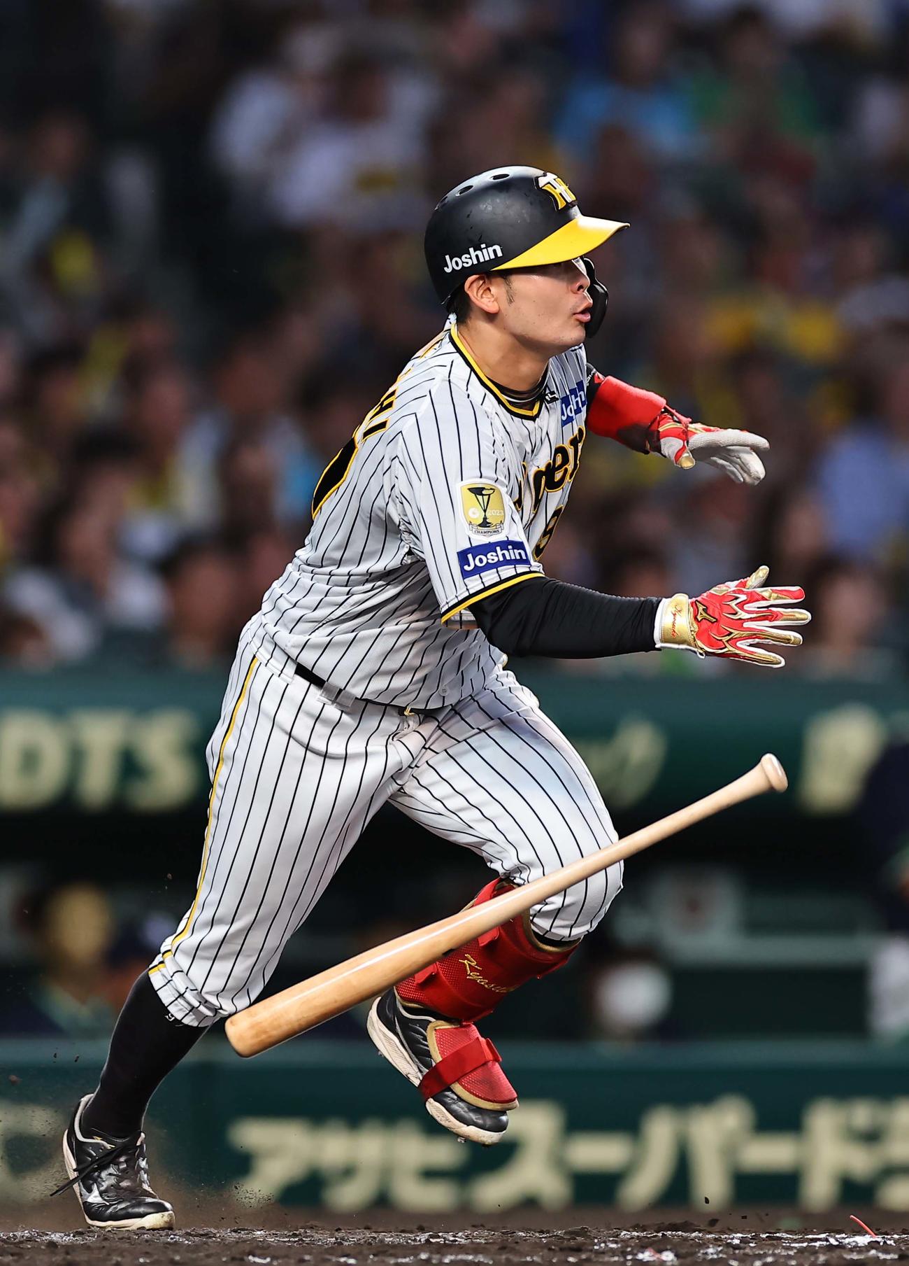 阪神対ヤクルト　4回裏阪神2死二塁、野口は中前へプロ初適時打を放つ（撮影・上田博志）