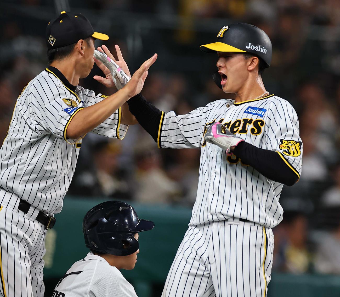 阪神対ヤクルト　5回裏阪神1死三塁、奥川の暴投で生還する小幡（撮影・上田博志）